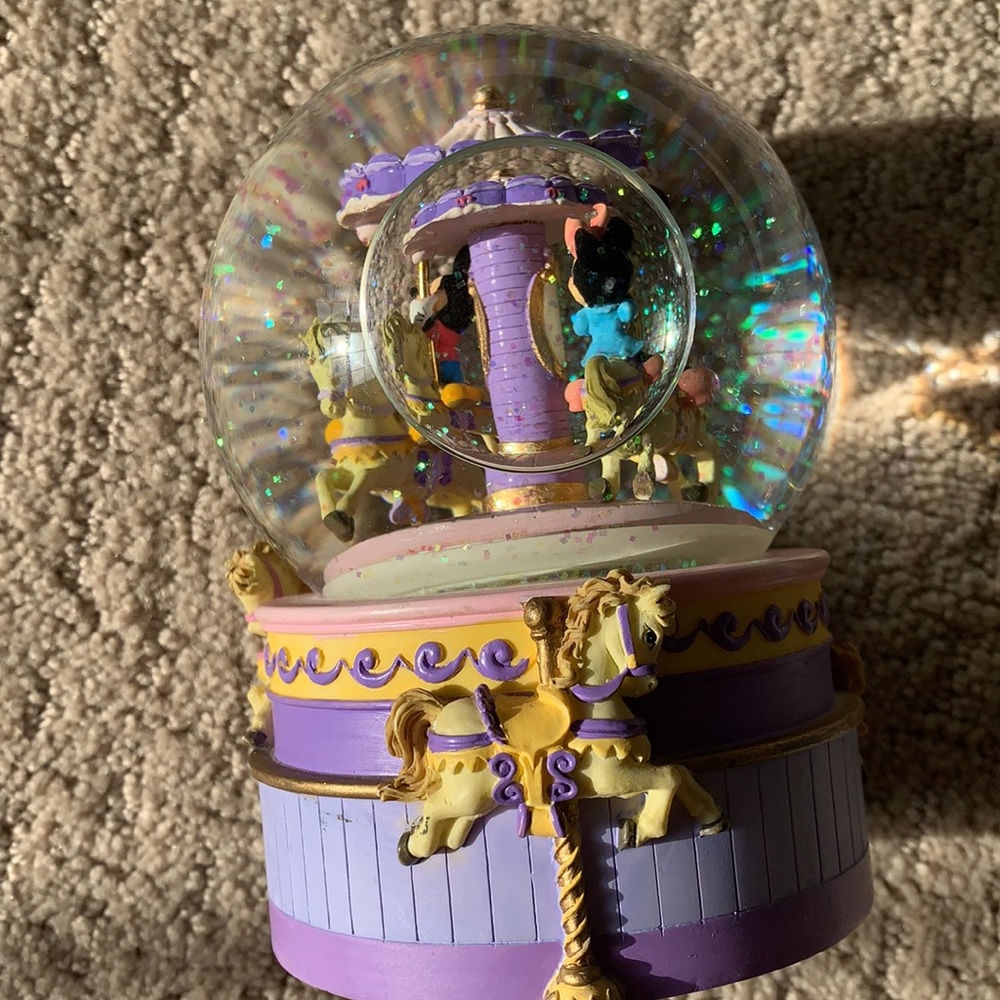 COPY - Disney snow globe - Picture 2 of 6